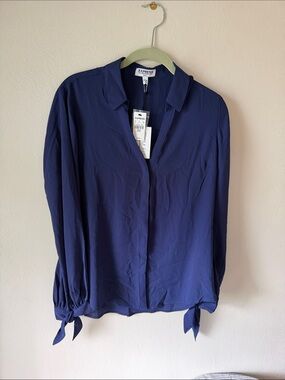 Express women’s blouse 
Size M
Color:navy blue
NWT